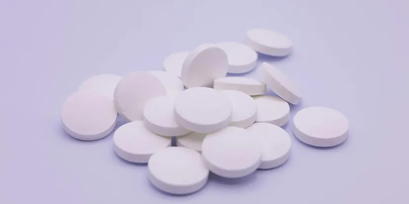 A pile of white antihistamine tablets